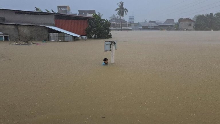 13-orang-tewas-dalam-banjir-besar-di-thailand-selatan-1764052677597_169.jpeg