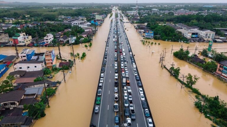 13-orang-tewas-dalam-banjir-besar-di-thailand-selatan-1764052691291_169.jpeg