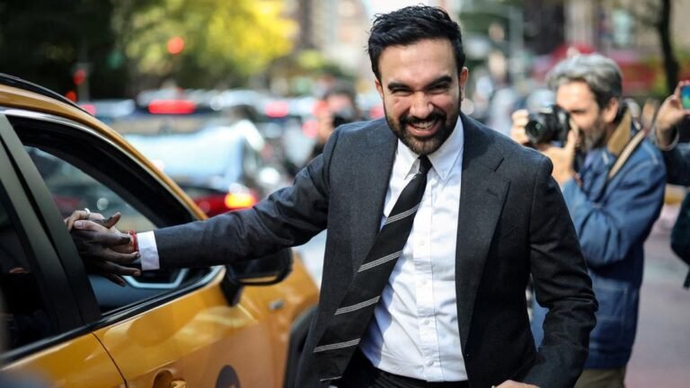 1762557485_zohran-mamdani-turun-ke-jalan-sapa-warga-new-york-1761635437845_169.jpeg