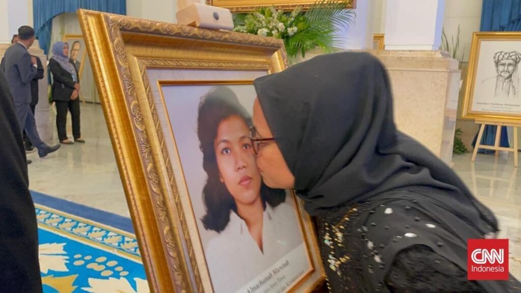 1762752966_tangis-haru-keluarga-marsinah-pecah-di-penganugerahan-pahlawan-nasional-1762750332538_169.jpeg