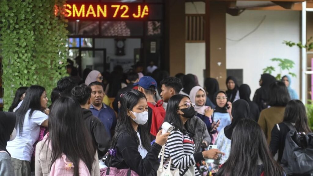 1762754168_siswa-sma-72-jakarta-ambil-barang-yang-tertinggal-1762600581097_169.jpeg