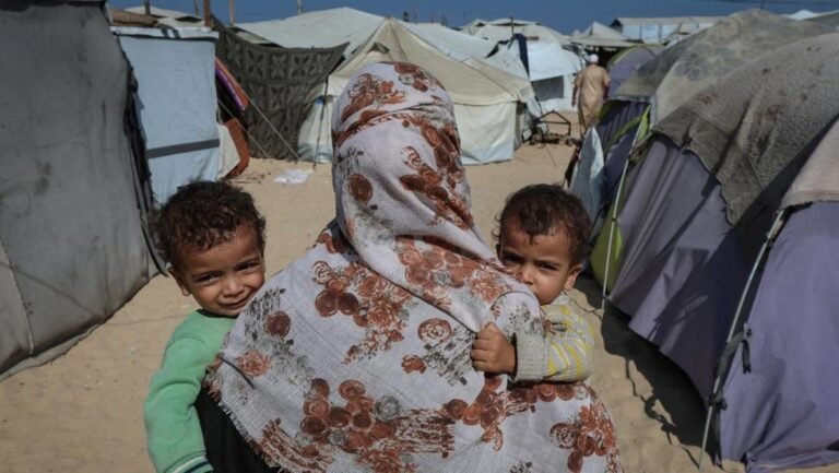 1762989485_kisah-pilu-anak-kembar-gaza-bertahan-di-tengah-genosida-israel-1759993685815_169.jpeg
