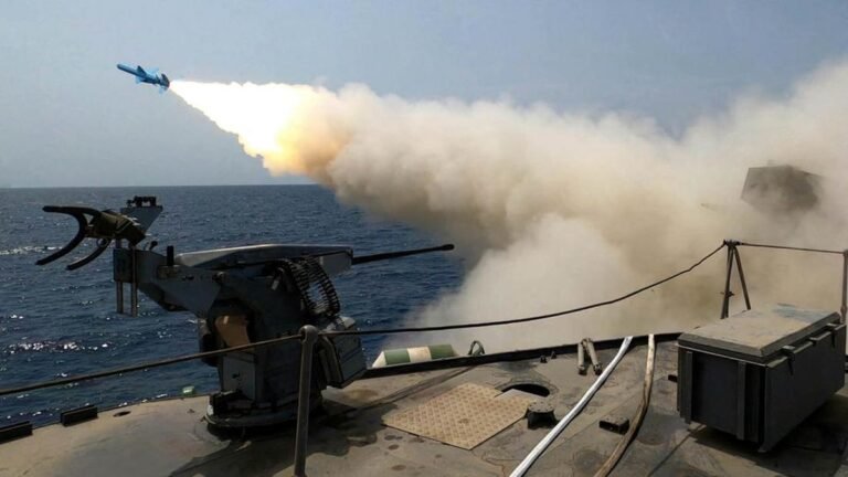 1762997045_iran-pamer-rudal-saat-latihan-milter-di-laut-samudera-hindia-1755832438338_169.jpeg