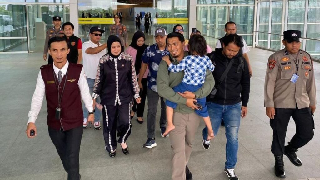 1763009765_tangis-haru-keluarga-saat-bilqis-balita-korban-penculikan-tiba-di-makassar-1762672679465_169.jpeg