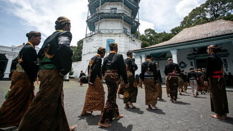 1763182024_upacara-adat-tingalan-jumenengan-keraton-kasunanan-solo-1_169.jpeg