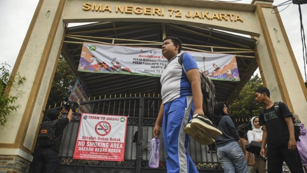 1763388185_siswa-sma-72-jakarta-ambil-barang-yang-tertinggal-1762600637727_169.jpeg