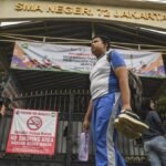 1763388185_siswa-sma-72-jakarta-ambil-barang-yang-tertinggal-1762600637727_169.jpeg