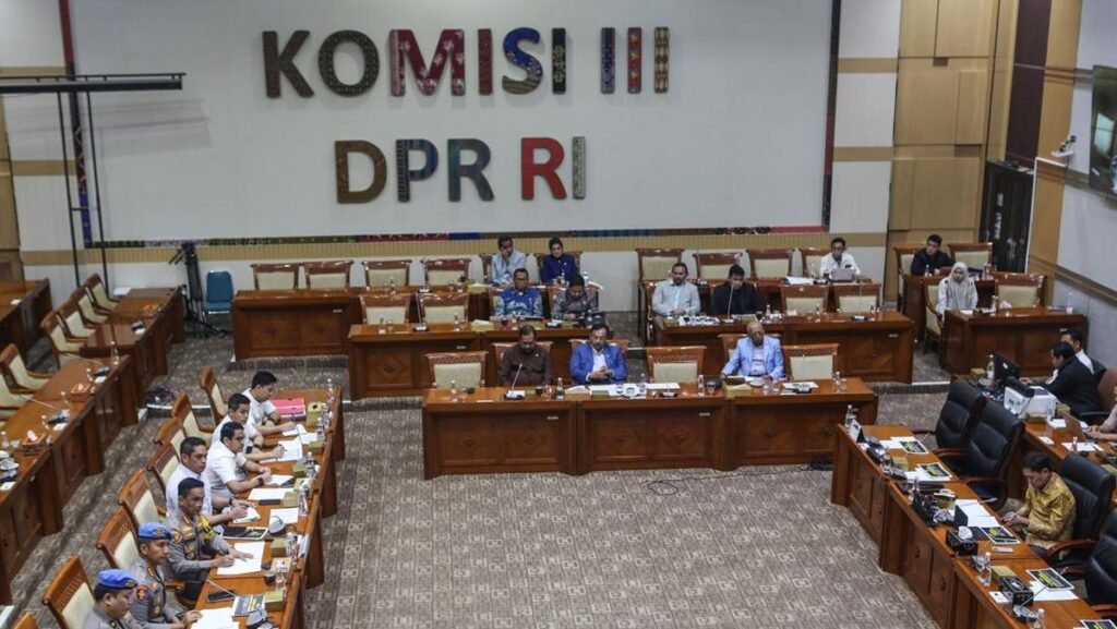 1763418426_rdp-komisi-iii-dpr-dengan-kapolrestabes-semarang-2_169.jpeg