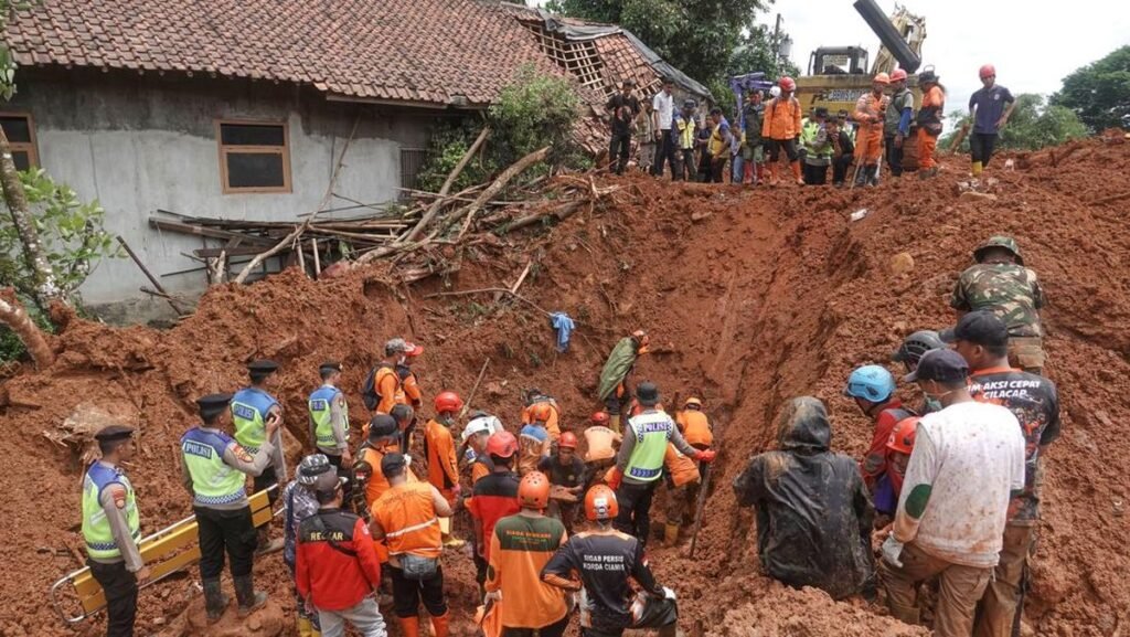 1763511846_tim-sar-gabungan-evakuasi-korban-longsor-majenang-1763189936504_169.jpeg