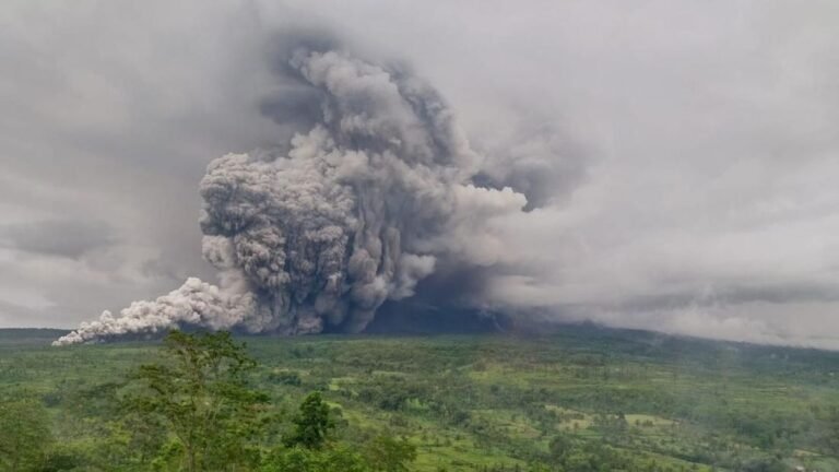 1763557265_erupsi-gunung-semeru-1763546746199_169.jpeg