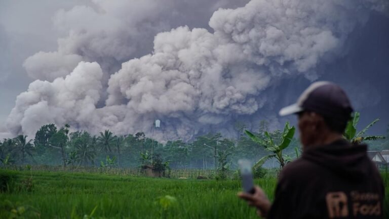 1763558885_erupsi-gunung-semeru-1763554222446_169.jpeg