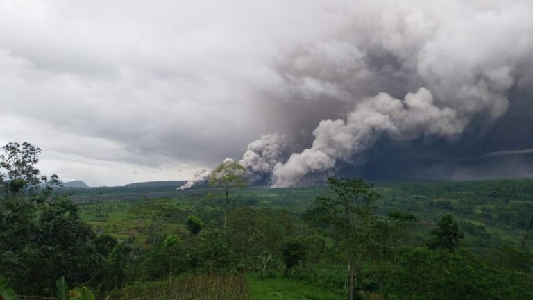 1763565368_erupsi-gunung-semeru-1763546232268_169.jpeg