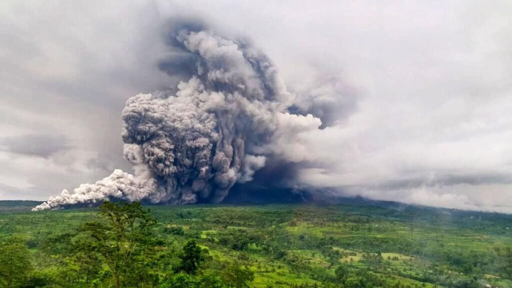 1763706306_gunung-semeru-erupsi-1763554206586_169.jpeg