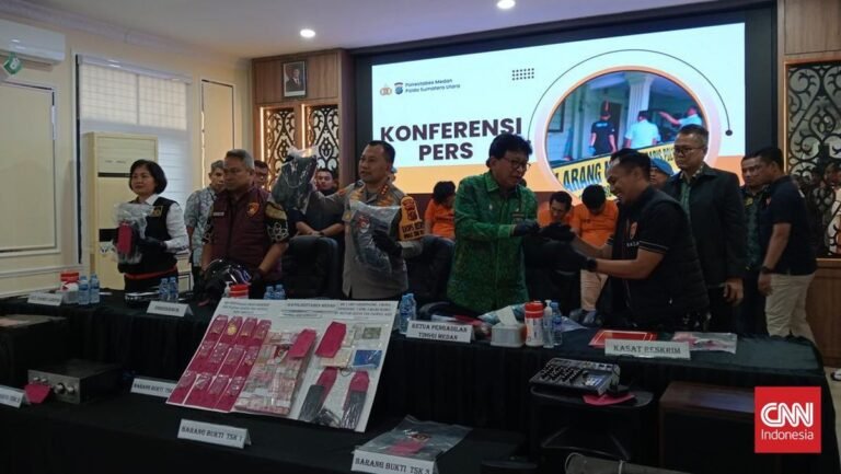 1763785628_polisi-pastikan-rumah-hakim-pn-medan-dibakar-4-orang-ditahan-1763719483462_169.jpeg
