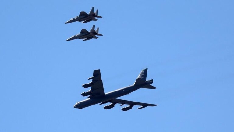 1763976367_jet-pengebom-b-52-as-seliweran-dekat-venezuela-1762509224491_169.jpeg