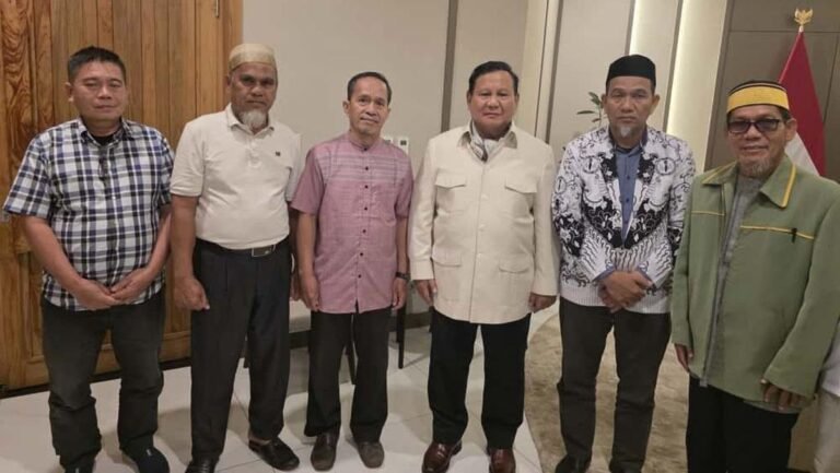 1764034513_prabowo-pakai-hak-rehabilitasi-pulihkan-nama-baik-2-guru-di-luwu-utara-1762999039886_169.jpeg