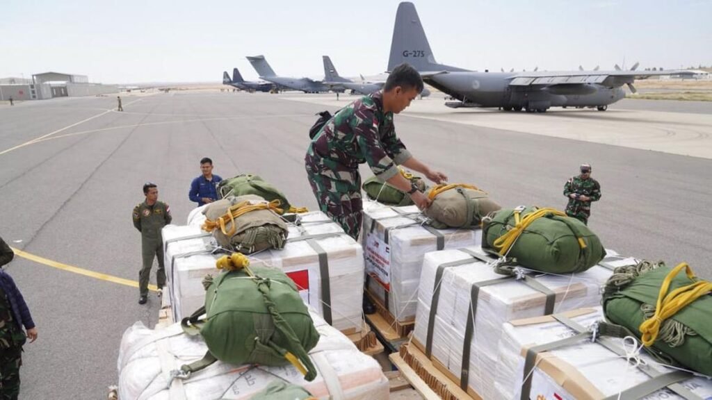 1764050046_tni-terjunkan-32-ton-bantuan-makanan-dan-obat-untuk-pengungsi-gaza-2_169.jpeg