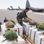 1764050046_tni-terjunkan-32-ton-bantuan-makanan-dan-obat-untuk-pengungsi-gaza-2_169.jpeg