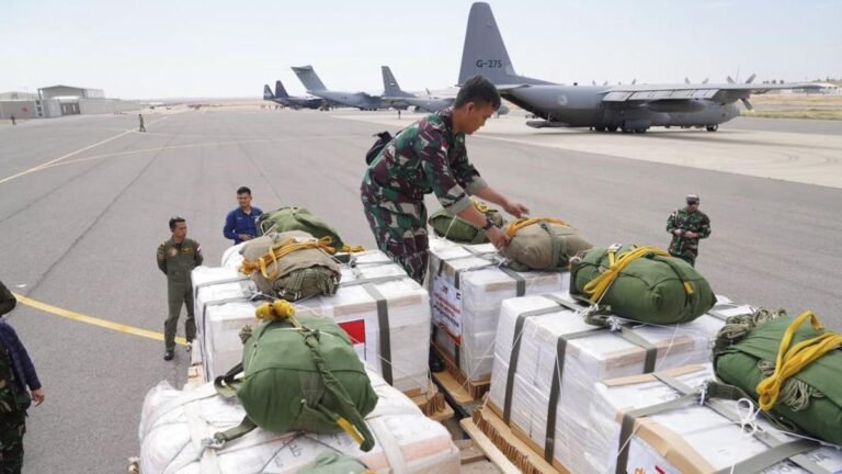 1764050046_tni-terjunkan-32-ton-bantuan-makanan-dan-obat-untuk-pengungsi-gaza-2_169.jpeg