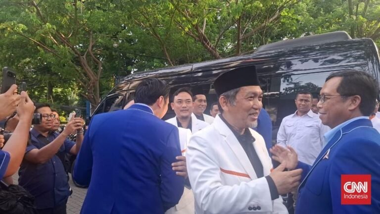 1764077585_presiden-pks-kunjungi-dpp-demokrat-disambut-ahy-ibas-1764068467774_169.jpeg