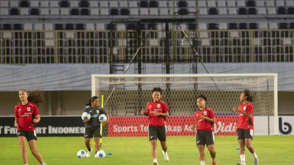 1764168365_latihan-timnas-putri-indonesia-jelang-lawan-nepal-1764089910929_169.jpeg