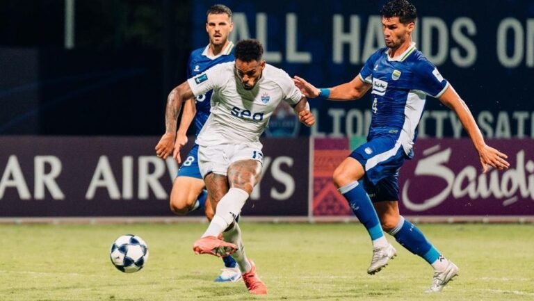 1764201845_lion-city-sailors-vs-persib-1764167485854_169.jpeg