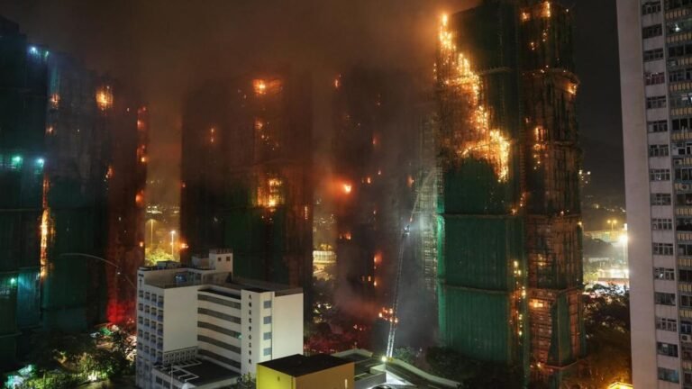 1764205386_kebakaran-apartemen-hong-kong-tewaskan-44-orang-ratusan-hilang-1764202364674_169.jpeg