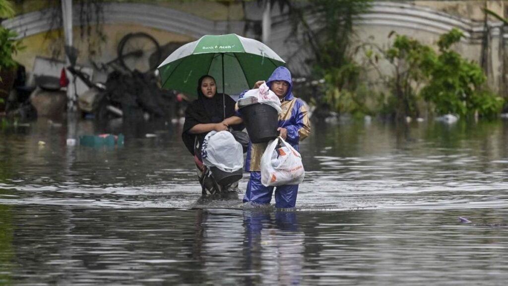 1764230651_banjir-melanda-aceh-1764217807423_169.jpeg