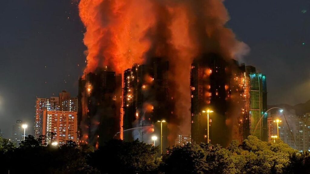1764240487_kebakaran-apartemen-hong-kong-tewaskan-44-orang-ratusan-hilang-1764202266421_169.jpeg