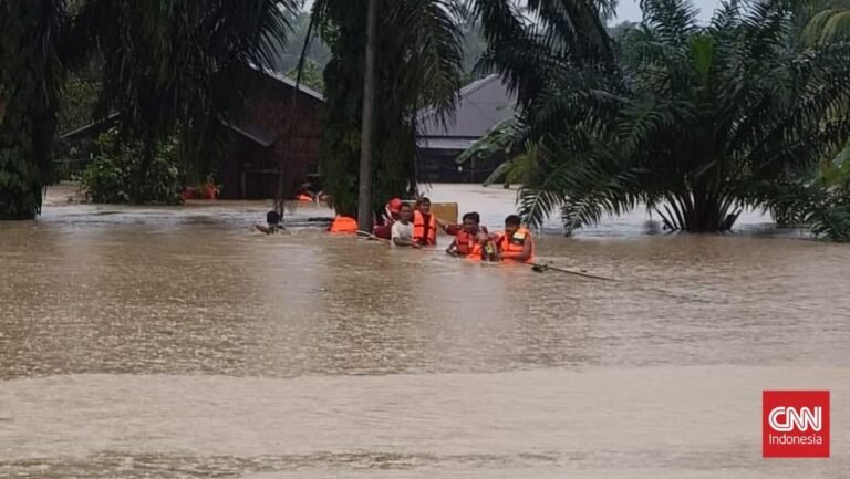 1764254825_sungai-meluap-banjir-1-meter-kepung-permukiman-warga-di-langkat-1764157087139_169.jpeg