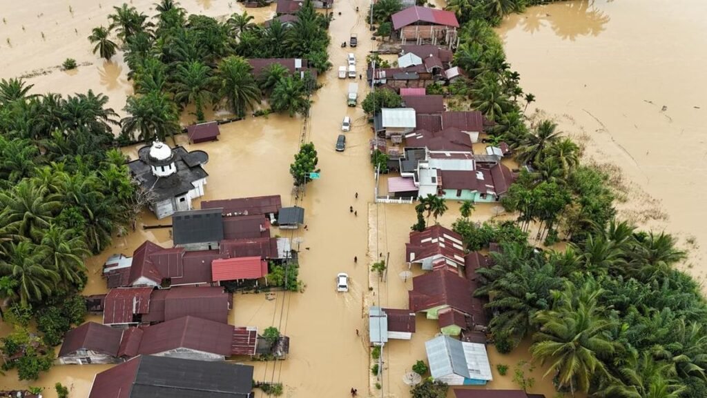 1764370326_jalan-lintas-nasional-terendam-banjir-1764247290691_169.jpeg