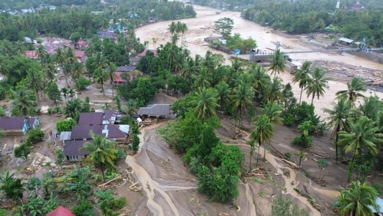 1764383949_banjir-bandang-di-padang-1764246859362_169.jpeg