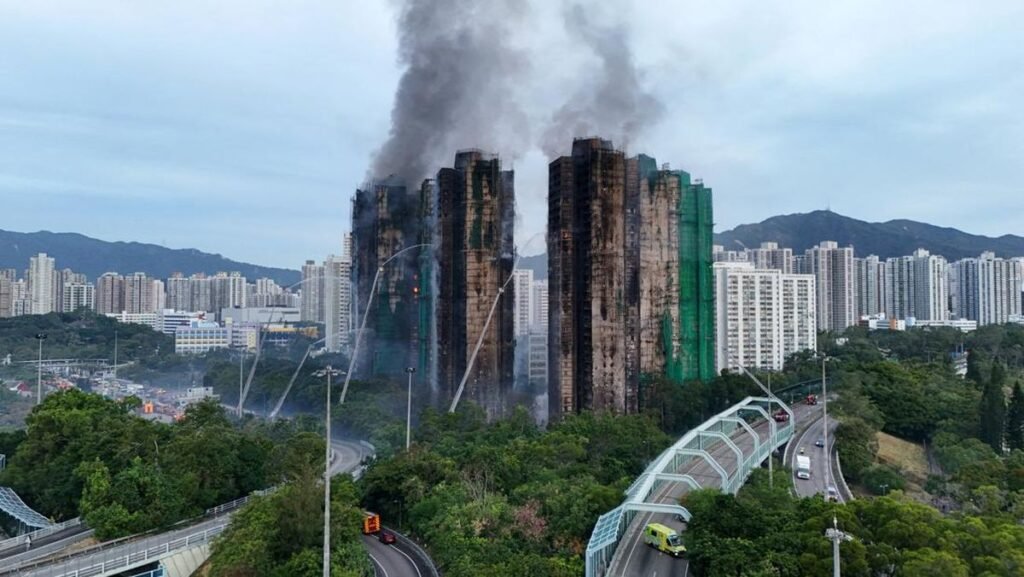 1764388385_kebakaran-apartemen-hong-kong-1764326429777_169.jpeg