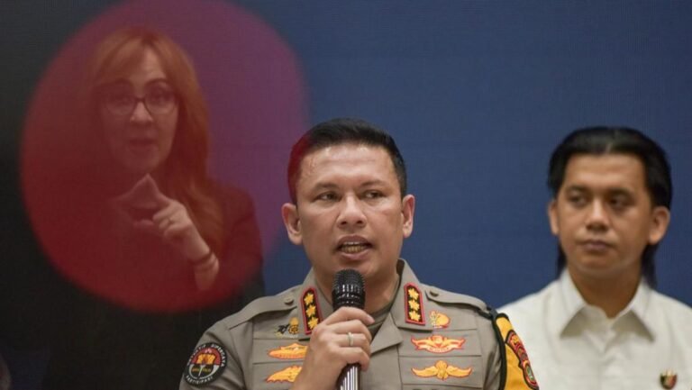 1764393128_konferensi-pers-penemuan-dua-kerangka-mayat-di-gedung-acc-kwitang-1762496945326_169.jpeg