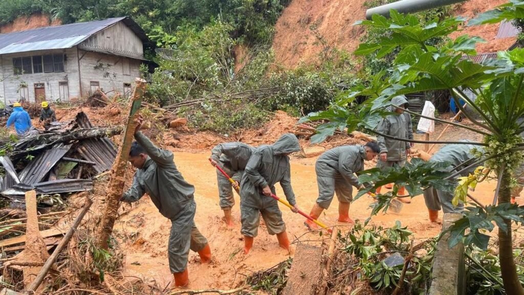 1764394086_banjir-dan-longsor-di-sibolga-1764235619781_169.jpeg