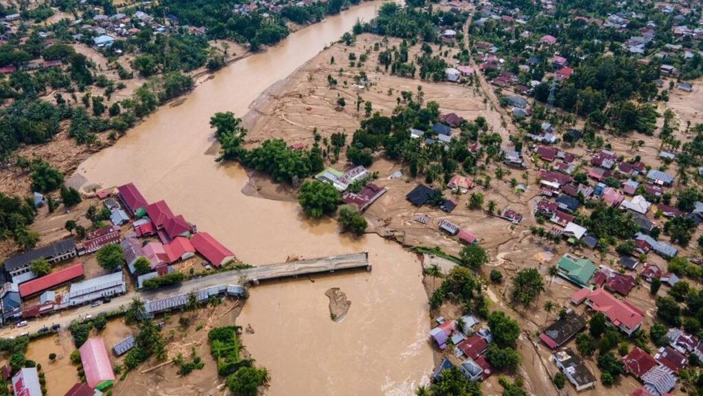 1764413651_jembatan-penghubung-banda-aceh-medan-putus-akibat-banjir-1764384783108_169.jpeg