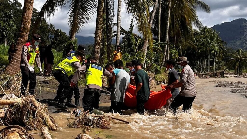 1764415686_korban-tewas-banjir-padang-pariaman-sumatera-barat-1764396690495_169.jpeg