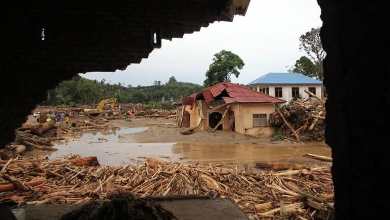 1764433090_bencana-banjir-bandang-di-tapanuli-selatan-1764324395957_169.jpeg