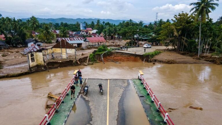 1764479948_jembatan-penghubung-banda-aceh-medan-putus-akibat-banjir-1764384799742_169.jpeg