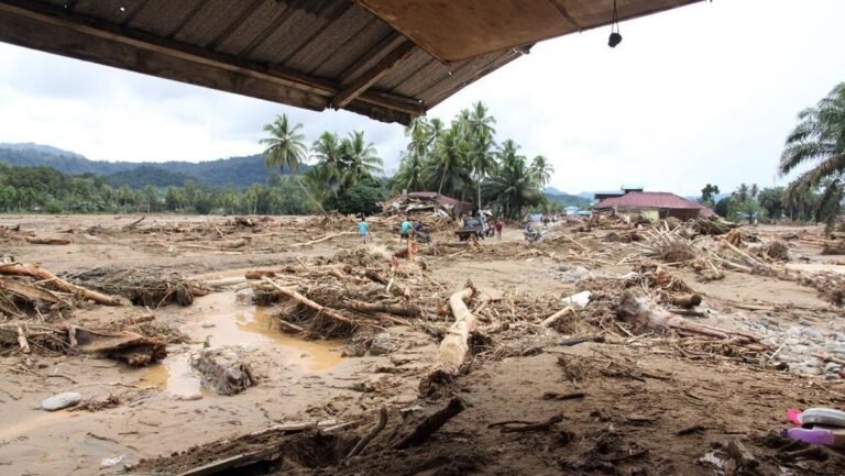 1764488645_bencana-banjir-bandang-di-tapanuli-selatan-1764324341822_169.jpeg