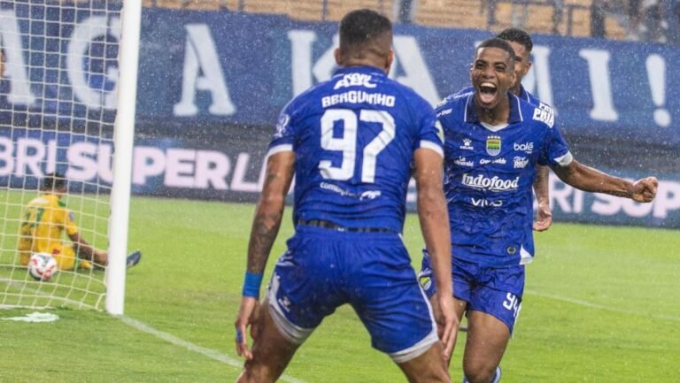 1764500946_persib-bandung-kalahkan-persebaya-surabaya-1757722341890_169.jpeg