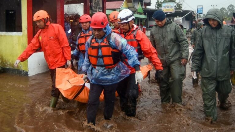 1764505869_banjir-bandang-di-malalak-timur-agam-7-tewas-1764227119020_169.jpeg