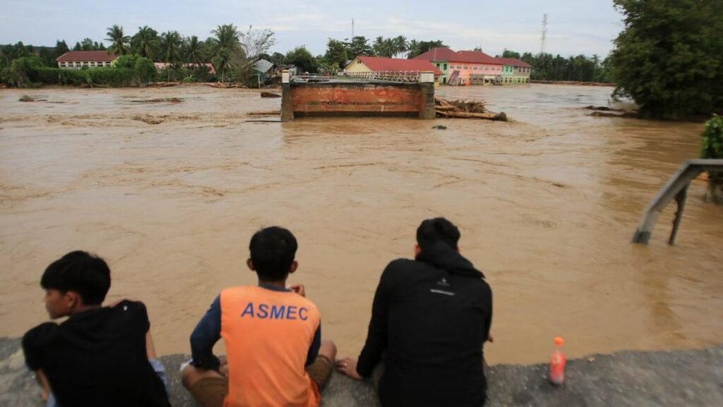 1764516666_banjir-bandang-rusak-jembatan-lintas-nasional-di-pidie-jaya-1764384909514_169.jpeg