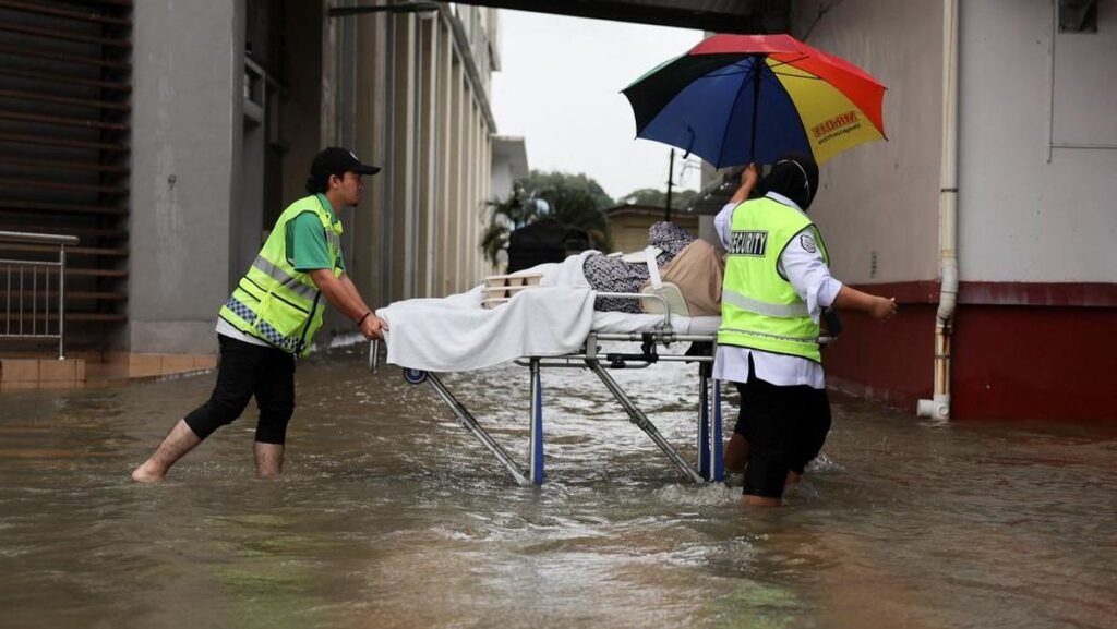 18000-orang-mengungsi-akibat-banjir-di-malaysia-1764145265219_169.jpeg
