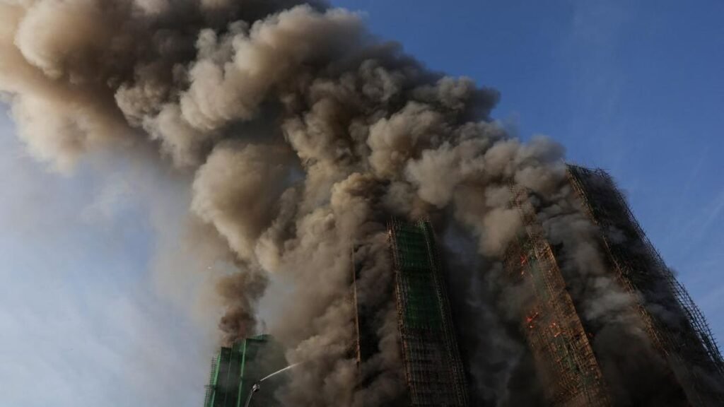4-orang-tewas-usai-kebakaran-di-hunian-apartemen-di-hong-kong-1764153307077_169.jpeg
