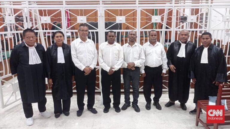 4-terdakwa-makar-di-papua-divonis-7-bulan-bui-1763548408018_169.jpeg
