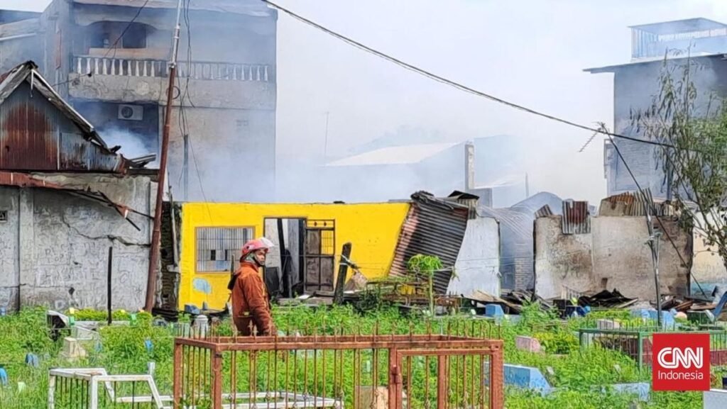 7-rumah-hangus-di-makassar-akibat-tawuran-15-armada-dikerahkan-1763467718237_169.jpeg
