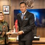 ahy-menerima-penghargaan-cnn-indonesia-awards-1762764694907_169.jpeg