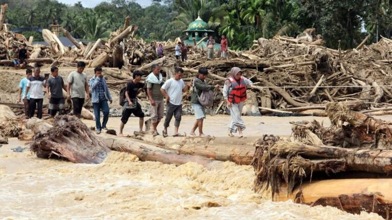 akses-jalan-di-tapanuli-selatan-putus-akibat-banjir-bandang-1764478607183_169.jpeg