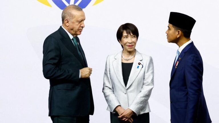 aksi-gibran-di-antara-para-pemimpin-dunia-di-ktt-g20-1763876402008_169.jpeg